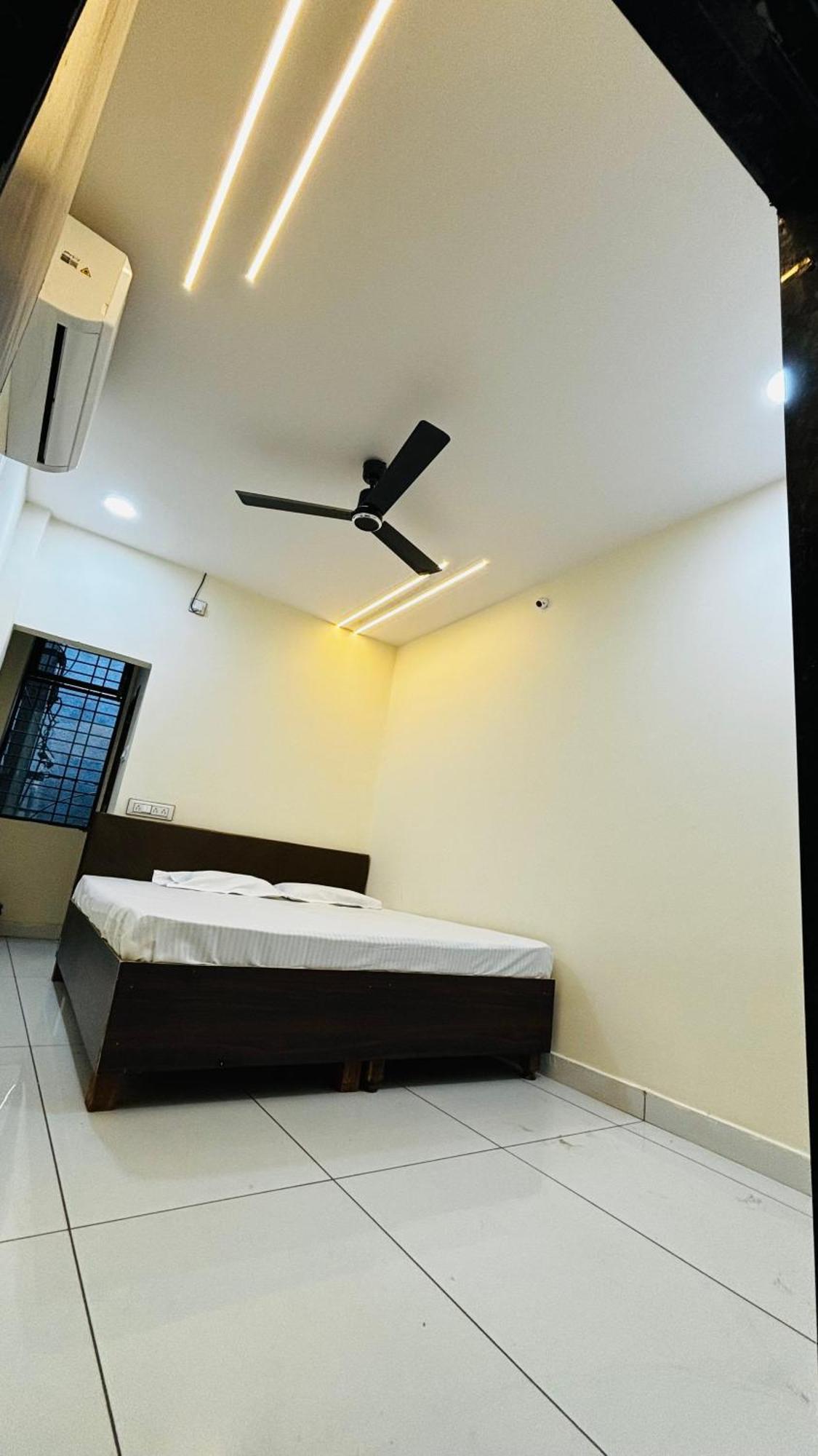 Hotel Shreenidhi Comfort Stay Ujjain Zewnętrze zdjęcie